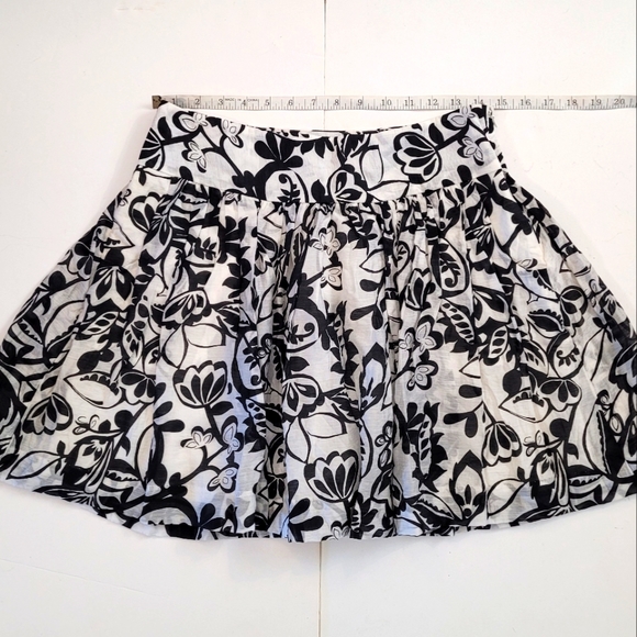 NWT Express Black and white floral Skirt w/pockets - Picture 2 of 8